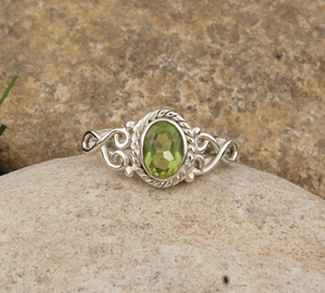 Anillo de Plata de Ley 925 con Peridoto Natural Hecho a Mano, Engaste en Bisel, Gema Verde Artesanal, Texturizado Único para Boda o Fiesta - Product Image 5