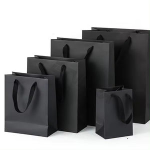 Bolsas de Compra de Papel Kraft Reciclado Ecológicas con Logotipo Personalizado, Laminación Negra Clásica e Impresión Offset para Comercio Minorista - Product Image 4