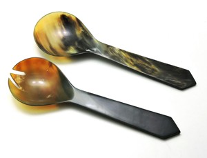 Ensemble de 2 cuillères à salade en corne, design dernier cri, fabriquées à la main à partir de corne de buffle naturelle, à prix raisonnable. - Product Image 2