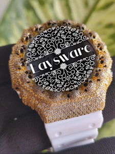 Montre de Luxe Unisexe Hip Hop avec Lunette Crâne Sertie de Moissanite VVS, Boîtier Doré, Bracelet en Caoutchouc Blanc et Cadran Blanc - Product Image 4