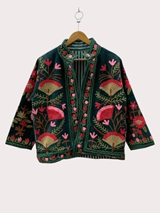 Manteau en velours Suzani fait main de style vintage pour femmes, veste d'hiver bohème traditionnelle brodée, cadeau pour femmes - Product Image 1