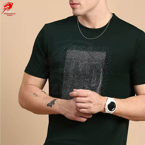 เสื้อยืด DTF ออกแบบเองสำหรับผู้ชาย ผ้าฝ้าย 100% โลโก้ด้านหน้าแบบเรียบง่าย เป็นมิตรกับสิ่งแวดล้อม ระบายอากาศได้ดี แฟชั่นลำลอง สตรีทแวร์ สวมใส่สบาย ทันสมัย - Product Image 5