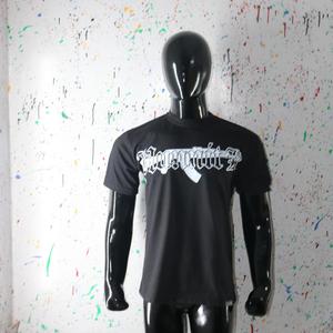 เสื้อยืดแขนสั้นสีดำสำหรับผู้ชาย พิมพ์ลายโลโก้ปืนสีขาว ทรงปกติ สไตล์สตรีท คอกลม ผ้าคอตตอนเจอร์ซีย์ ยี่ห้อ CLUSH SPORTS - Product Image 1