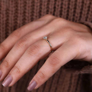 Bague de fiançailles solitaire en diamant rond de laboratoire 14K or jaune massif serti d'une double griffe Cadeau d'anniversaire certifié IGI - Product Image 2