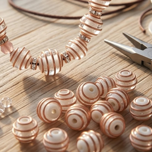 Cuentas de vidrio transparente hechas a mano con técnica de lampwork – Paquete de 50 cuentas redondas de 12 mm para la elaboración de joyas y proyectos de manualidades DIY - Product Image 2