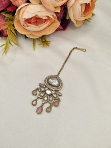 Mangtika Artesanal con Piedras Kundan y Perlas, Acabado en Oro Antiguo, Joyería para la Frente de Novia, Accesorio para el Cabello de Mujer, Venta al Por Mayor - Product Image 1