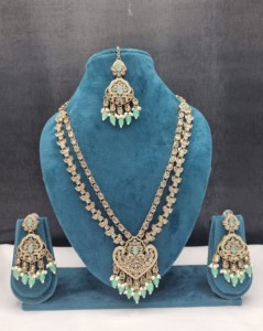 Collier double couche avec pierre taille poire, boucles d'oreilles et mangtika pour femme – Bijoux ethniques traditionnels de créateurs - Product Image 1