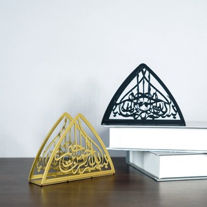 Candelabro Triangular Dorado con Diseño de Caligrafía Árabe para Decoración del Hogar - Product Image 1