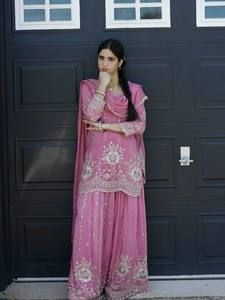 Conjunto Indio-Pakistaní Rosa Bordado, Vestido de Manga Larga con Dupatta, Traje de Encaje Floral para Bodas y Festivales - Product Image 1