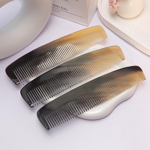 Peigne en corne de buffle naturel de qualité supérieure, fait main, à dents fines et larges, pour le coiffage des cheveux, disponible - Product Image 3