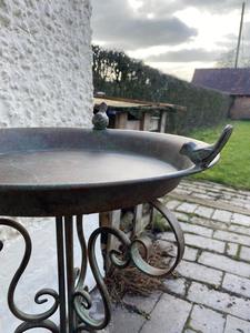 Bain d'oiseaux vintage en fer forgé verdigris, style antique, avec ornements d'oiseaux et base élégante en volutes - Product Image 2