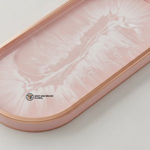 Plateau en résine marbrée rose poudré avec bord doré |   Plateau de service décoratif ovale de luxe - Product Image 4