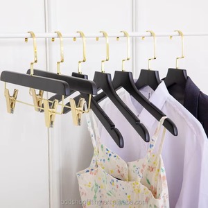 Cintre de luxe robuste en bois à un seul niveau avec logo personnalisé pour costumes, manteaux et vêtements, idéal pour hôtels, motels et auberges. - Product Image 5
