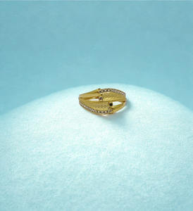 Anillo Ondulado Perforado en Oro Amarillo con Doble Hilera de Diamantes Pavé, Banda Texturizada Sofisticada, Joyería Fina para Mujer - Product Image 3