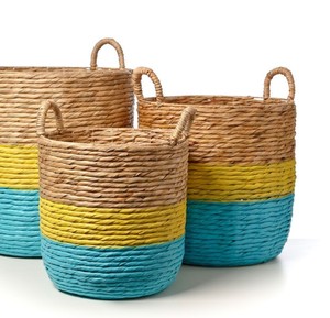 Panier en jacinthe d'eau tressé à la main, durable, style vintage, avec détails jaunes et bleus - Product Image 4