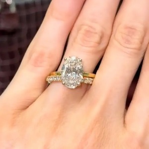 Anillo de Compromiso de Diseño Premium con Moissanita Ovalada de 4.5 Quilates, Plata de Ley 925, Chapado en Oro, Clásico, Media Eternidad, Solitario - Product Image 2