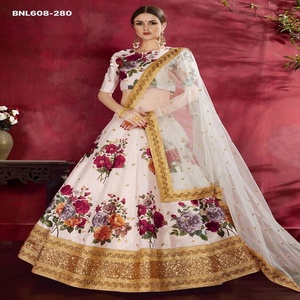 ชุดแต่งงานผ้าไหมอาร์ตสุดหรู พร้อมงานปักเลื่อมและลายดอกไม้สวยงาม ชุดเลเฮนกา-โจลี และผ้าคลุมไหล่ จำหน่ายราคาส่ง - Product Image 1