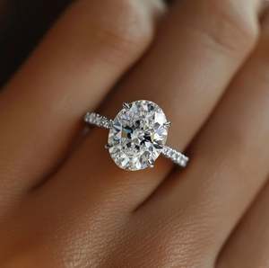 แหวนหมั้นและแต่งงานทรงรีประดับโมอิสซาไนต์ ชุบทองบนเงินสเตอร์ลิง ดีไซน์หรูหรา พร้อมตัวเรือนแบบหนามเตย ของขวัญสุดหรูสำหรับเธอ - Product Image 2