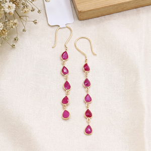 Pendientes colgantes lineales de oro amarillo de 18k con rubíes naturales en forma de pera y múltiples piedras engastadas al estilo bisel, de Memoria Jewels, al por mayor. - Product Image 5