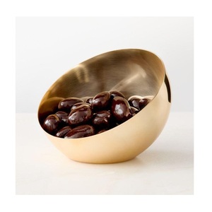 Bol à dattes en métal avec bords surélevés empêchant les déversements, idéal pour servir des dattes pendant le Ramadan, l'iftar et les réunions de famille. - Product Image 3