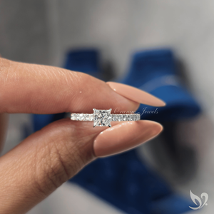 Bague de fiançailles moderne en or blanc 10K avec diamant de laboratoire taille princesse 0,50 ct, sertie pavé style cathédrale, certifiée IGI - Product Image 4