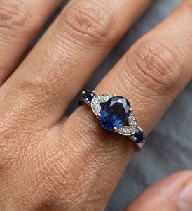 Anillo de Zafiro Azul y Diamantes con Engaste de Garras en Plata de Ley 92.5 con Baño de Rodio para Joyería Infantil de Lujo - Product Image 5
