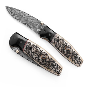 Cuchillo plegable de bolsillo de acero de Damasco de grado industrial OEM - Mango de hueso de camello con grabado láser - Perilla de pulgar con diseño victoriano - Product Image 4