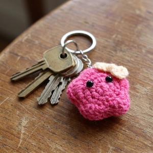 Porte-clés étoile au crochet fait main, étoile rose tricotée, breloque de sac Amigurumi, pendentif de sac à dos, objet d'art pur, porte-clés artisanal, cadeau - Product Image 6