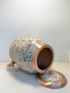 Dispensador de Agua de Cobre Puro con Estampado Floral Blanco de Lujo, Tanque de 13L con Patrón de Flores Pastel, Matka Metálica a Prueba de Fugas para Acampar - Product Image 2