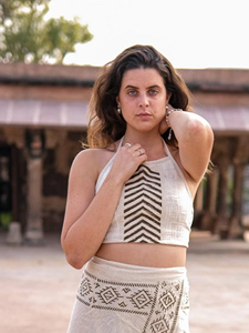 Haut court en coton Khadi fait main à col halter avec motif chevron imprimé à la main, idéal pour l'été, style bohème - Product Image 1