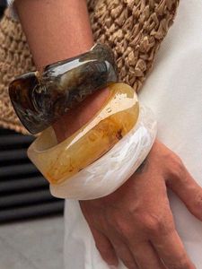 Brazalete de resina de acetato extragrande para mujer, brazalete redondo grueso de acrílico, joyería para fiestas, uso diario y al aire libre. - Product Image 2