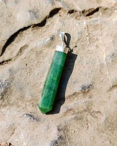 Collier pendentif point de crayon de jade vert naturel pierre précieuse d'agate de cristal avec thème d'amour et style Feng Shui - Product Image 4