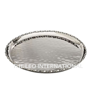 Bandeja Decorativa Minimalista de Lujo para el Hogar, Bandeja Metálica Hecha a Mano por Diseñadores, con Acabado Plateado Martillado, Creativa y Brillante - Product Image 1