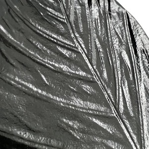 Assiette en métal noir en forme de feuille, vaisselle fantaisie avec texture veineuse pour la décoration de fête - Product Image 6