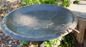 Fontaine à oiseaux vintage en aluminium moulé fini bronze, sur piédestal, pour jardin extérieur, décoration de jardin, mangeoire à oiseaux - Product Image 4