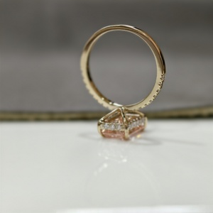 Anillo de Compromiso con Diamante de Laboratorio de Corte Radiante de 3 Quilates, Color Rosa Fantasía, Oro Amarillo de 14K, Certificado IGI, para Bodas y Aniversarios - Product Image 5