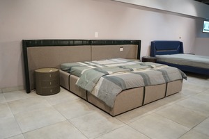 Lit King Size Moderne de Luxe Haut de Gamme avec Tête de Lit Rembourrée en Cuir PU/Velours/Tissu et Cadre CRCA - Product Image 2