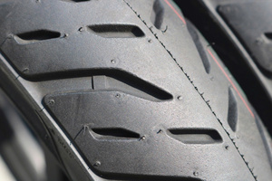 ยางมอเตอร์ไซค์ KUMA K279 สีดำใหม่ ทนทาน ผลิตในเวียดนาม ขายดี ผลิตจากยางธรรมชาติ + ไนลอน 4PR/6PR/8PR ระยะทางใช้งานสูงสุด 20000 กม. - Product Image 6