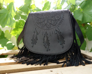 Sac bandoulière bohème en cuir véritable vintage avec motif brodé, franges et fermeture à rabat, sangle unique, été/hiver - Product Image 1