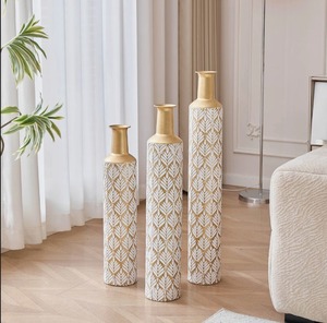 แจกันตั้งพื้นทำจากโลหะสีขาวตกแต่งด้วยมือทำด้วยทองขาว - Product Image 2