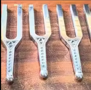 Diapasón de aluminio Mars Precision de 639 Hz con martillo |   Tamaño de 3 pies |   Garantía de 3 años |   Para Terapia y Sanación con Sonido - Product Image 2