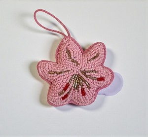 Ornement suspendu en fleurs perlées roses – Motif Zardozi brodé à la main, Ornement indien fait main pour le Ramadan, l'Aïd et les cadeaux festifs - Product Image 3