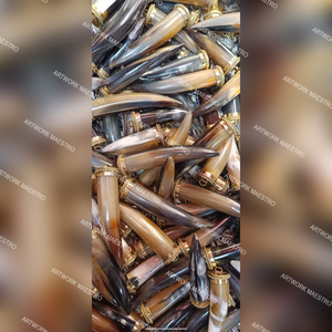 Pendentif artisanal en bois naturel et os – Bijou fantaisie bohème à motif organique unique, médaillon en forme de U, artisanat de luxe - Product Image 2