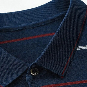 Polo de Punto a Rayas de Manga Corta para Hombre, Calidad Premium, Corte Regular Informal, Azul Marino con Rayas Blancas y Rojas - Product Image 2