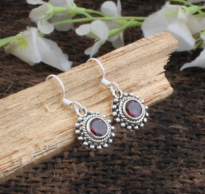 Pendientes Colgantes Minimalistas de Granate Rojo, Plata 925, Corte Pera, Joyería Geométrica con Piedras Preciosas, Tendencia Otoño Invierno - Product Image 4