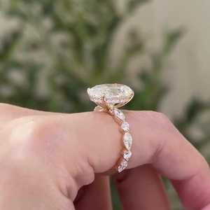 แหวนหมั้นเพชรทรงรี 3 กะรัต เพชรเลี้ยงในห้องปฏิบัติการ ตัวเรือนทอง 14k เงิน 925 ประดับแบบ Prong Set รุ่น Isabella Cluster Solitaire Band รับสั่งทำขายส่ง - Product Image 4