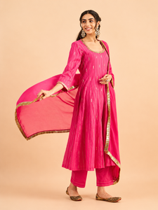 Robe midi formelle asymétrique en soie Chanderi et organza, rose fuchsia uni, brodée, coupe classique, pour mariage ou soirée, pour femme - Product Image 1