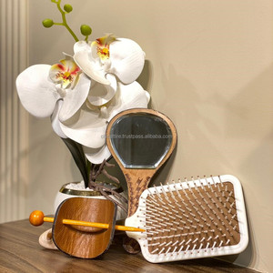 Western Cowgirl Vanity Set Cuir repoussé à la main Accessoires de cheveux pour femmes Bâton de cheveux Miroir cosmétique Brosse à cheveux en cuir Coffrets cadeaux pour femmes - Product Image 4