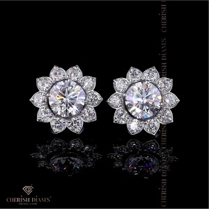 Boucles d'oreilles clous en diamant de laboratoire rond en forme de tournesol en or blanc 18 carats, boucles d'oreilles en diamant de laboratoire pour femmes - Product Image 1