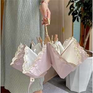 Paraguas Plegable de Alta Gama para Mujer, Protección Solar Anti-UV con Bordado de Conejito, Gancho Curvo y Parasol - Product Image 1